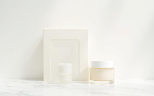 高級スキンケアブランドKIREIの再生ガラス製容器とFSC認証紙の外箱